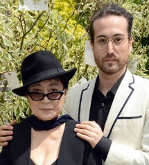 Yoko Ono - biografie si lucrari (Biografie Yoko Ono) Yoko Ono - biografie si lucrari