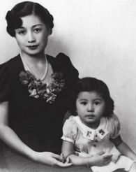 Yoko Ono - biografie si lucrari (Biografie Yoko Ono) Yoko Ono - biografie si lucrari