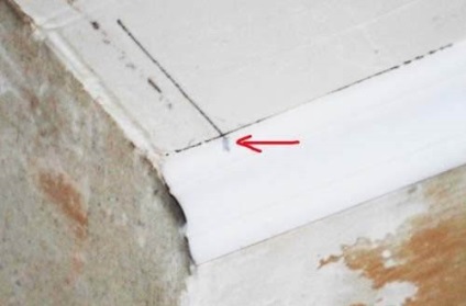 Cum să taie muluri tavan instrucțiunile video de instalare cu mâinile lor, în special montarea și (lor) Cum să taie muluri tavan instrucțiunile video de instalare, cu mâinile lor, în special în formă și