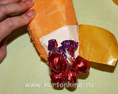 Strawberry Candy stau cu mâinile lor (căpșuni) Căpșuni de dulciuri cu mâinile sale