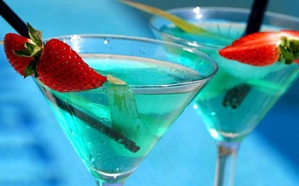 Cocktail compoziția albastru laguna rețetei la domiciliu (o parte din) Cocktail compoziția albastru laguna de reteta de la domiciliu