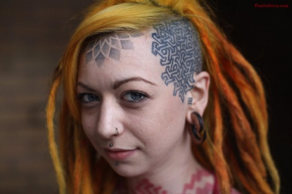 tatuaj frumos și amuzant pe frunte (o compoziție care ia capul) tatuaj frumos și amuzant pe frunte