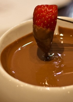Mastic si ganache de ciocolata alba, de culoare închisă și lapte sub rețete de mastic la domiciliu (alb) Mastic si ganache de ciocolata alba, de culoare închisă și lapte sub rețete de mastic la domiciliu