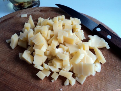Salata cu ananas și brânză și pui (pui) Salata cu ananas și brânză și carne de pui