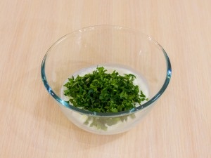 Salata cu pui, legume și sos de iaurt (file) Salata cu pui, legume și sos de iaurt