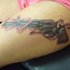 pistol tatuaj (pistol fata de șolduri) pistol tatuaj