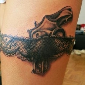 pistol tatuaj (pistol fata de șolduri) pistol tatuaj