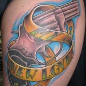pistol tatuaj (pistol fata de șolduri) pistol tatuaj
