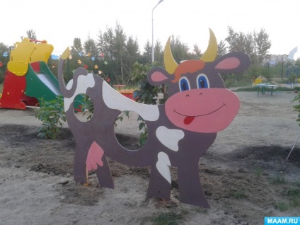 secțiunea de decorare din lemn „vacă și girafa„(grădinițe) secțiunea de decorare din lemn „vacă și girafa“