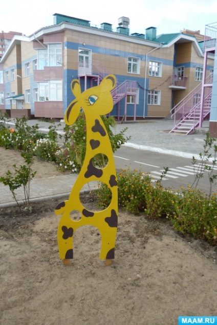 secțiunea de decorare din lemn „vacă și girafa“ (școală) secțiunea de decorare din lemn „vacă și girafa“