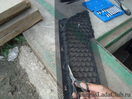 Setarea rețelei în partea de jos, fără a scoate bara de protecție - un club informal Lada Largus (eliminare) Setarea rețelei în partea de jos, fără a scoate bara de protecție - un club informal Lada Largus