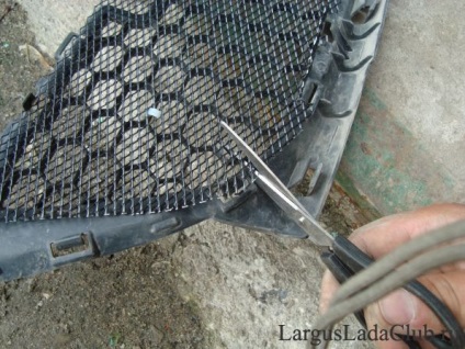 Setarea rețelei în partea de jos, fără a scoate bara de protecție - un club informal Lada Largus (set grila fără a îndepărta bara de protecție) Setarea rețelei în partea de jos, fără a scoate bara de protecție - un club informal Lada Largus