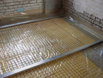 Încălzirea o podea de linoleum cu mâinile lor (video) (linoleum) Încălzirea o podea de linoleum cu mâinile lor (video)
