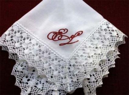Broderie pe o batistă, broderie cusatura (rola satin) Broderie pe batista, broderie