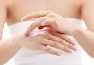Toate fisuri și descuamarea pielii (picioare piele uscată) Toate fisuri și descuamarea pielii
