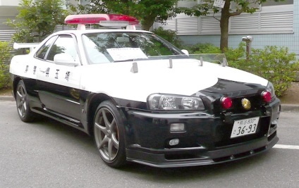 15 mașini de poliție, din care nici o scăpare (Mercedes Brabus Rocket) 15 mașini de poliție, din care nici o scăpare