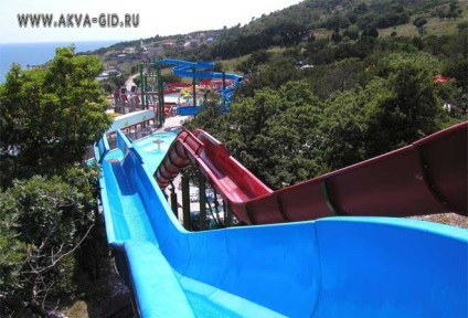 Un parc acvatic „Blue Bay“ Simeizul Crimeea (este unul dintre cele mai bune parcuri de apă din Crimeea) Un parc acvatic „Blue Bay“ Simeizul Crimeea