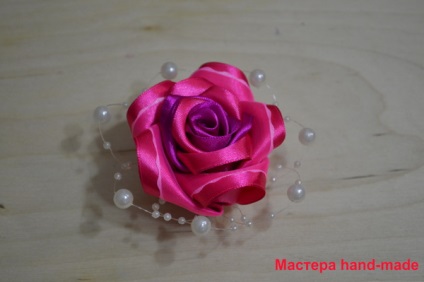 Brosa - a crescut de panglici de satin și dantelă, cu mâinile sale - maestru de mîna (trandafir de panglici de satin) Brosa - a crescut de panglici de satin și dantelă, cu mâinile - mână-a făcut maestru