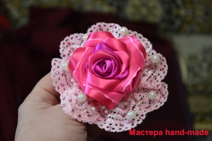 Brosa - a crescut de panglici de satin și dantelă, cu mâinile sale - maestru făcut manual (brosa) Brosa - a crescut de panglici de satin și dantelă, cu mâinile - mână-a făcut maestru