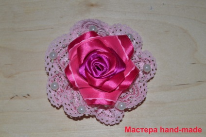 Brosa - a crescut de panglici de satin și dantelă, cu mâinile - mâna-a făcut stăpânul (lui) Brosa - a crescut de panglici de satin și dantelă, cu mâinile - mână-a făcut maestru