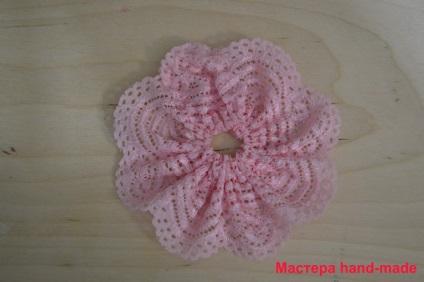 Brosa - a crescut de panglici de satin și dantelă, cu mâinile sale - maestru făcut manual (dantelă) Brosa - a crescut de panglici de satin și dantelă, cu mâinile - mână-a făcut maestru