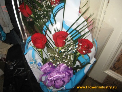 Buchet de trandafiri un buchet crenguță cu mâinile lor (unul) Buchet de trandafiri un buchet de crenguță cu mâinile lor