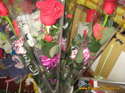 Buchet de trandafiri un buchet crenguță cu mâinile lor (unul) Buchet de trandafiri un buchet de crenguță cu mâinile lor