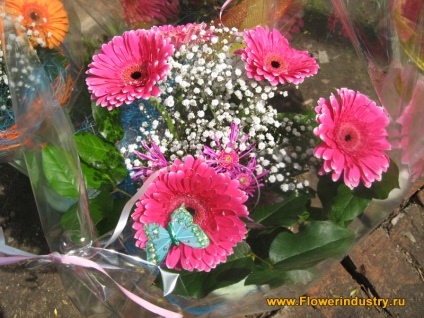 Buchet de trandafiri un buchet crenguță cu mâinile lor (de formare Florarii) Buchet de trandafiri un buchet de crenguță cu mâinile lor