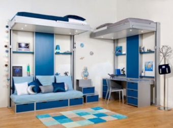 Patul confortabil sub tavan, cu mâinile (plafonul său pat) Patul confortabil sub tavan, cu mâinile sale