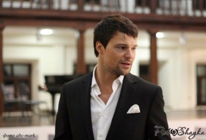 Danila Kozlovsky în film scurt - un karaoke sâmbătă seara (exclusiv) Danila Kozlovsky în film scurt - o noapte de karaoke sâmbătă