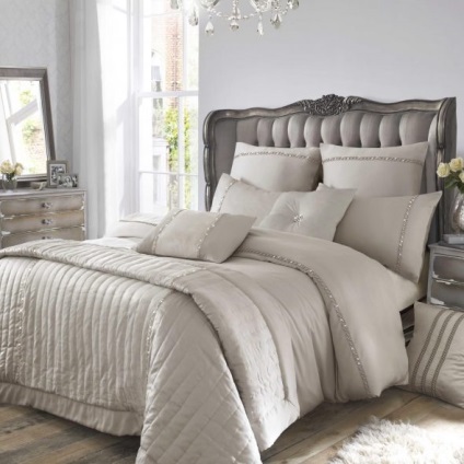 Design Dormitor luminos, cu mobilier de culoare închisă contrastează în interior (dormitor) Design Dormitor luminos, cu mobilier de culoare închisă contrastează în interior