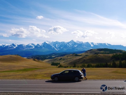 Turistic Munții Altai, care călătoresc cu mașina (muntelui) Turistic Munții Altai, care călătoresc cu mașina