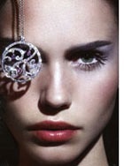 Precious skincare aur, platină și pietre prețioase împrăștiere în compoziția cosmetică (platină) Precious aur de îngrijire a pielii, platină, și o risipire de pietre prețioase în compoziția cosmetică