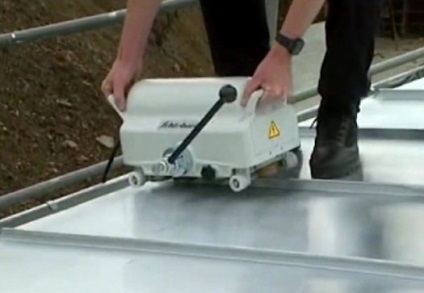 Seam acoperiș - echipamente, instalatii si tehnologii de montaj (asamblare acoperiș cusătură) Acoperiș Seam - echipamente, instalații și tehnologie de montare
