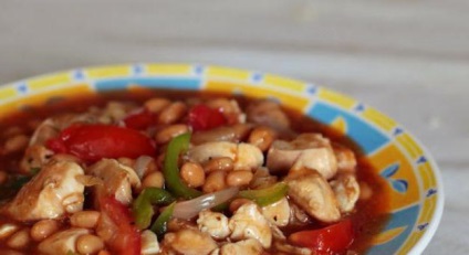 Fasole cu carne de pui în sos de tomate (fasole) Fasole cu carne de pui în sos de tomate