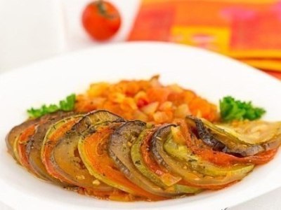 Dovlecel, vinete, roșii, coapte într-un cuptor cu legume (tomate) Dovlecel, vinete, roșii, coapte în cuptor cu legume