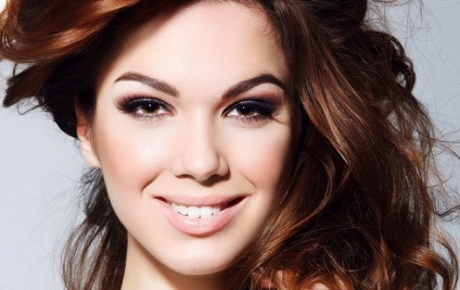 Ca pași pentru a aplica machiaj pentru ochi caprui, și au nevoie de unele produse cosmetice (pas cu pas) Ca pași pentru a aplica machiaj pentru ochi caprui, și au nevoie de unele produse cosmetice