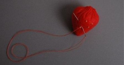 Cum să coase căpșuni din pâslă, un model (cusatura) Cum sa faci o căpșuni din pâslă, model