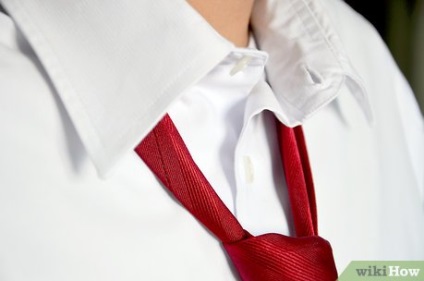 Cum să arate bine într-un costum (poartă un tricou cu nasturi) Cum să arate bine într-un costum