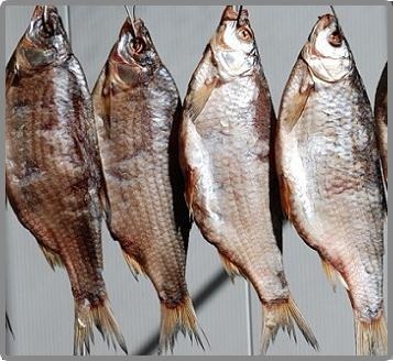Carp afumat (Carassius Smokehouse afumat) Karas afumat