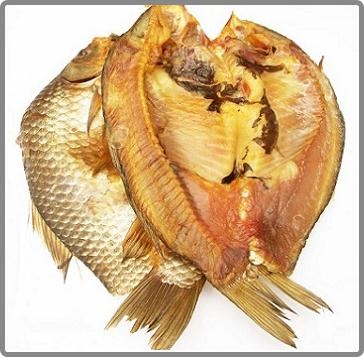 Carp afumat (Carassius Smokehouse Hot) Karas afumat