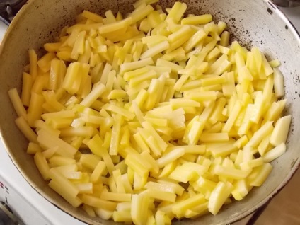 Cartofi într-un vas cu cârnați - rețetă în cuptor (cartofi cu cârnați în cuptor) Cartofi într-o oală cu cârnați - rețetă în cuptor