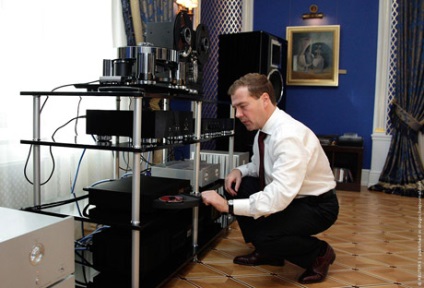 Sala Medvedev blogosferei a explodat pe un fundal de masă de ascet cu iaurt și pâine neagră (sistem acustic Daniel Hertz) Sala Medvedev blogosferei a explodat pe un fundal de masă de ascet cu iaurt și pâine neagră