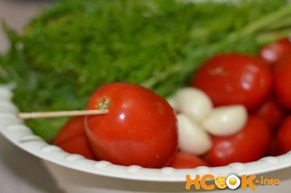 rosii conservate cu blaturi de morcov - o rețetă pentru iarnă (tomate) rosii conservate cu blaturi de morcov - o rețetă pentru iarnă