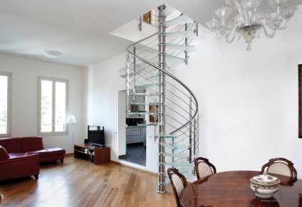 Staircase în interiorul casei un elegant scări de design la etajul al doilea într-o casă privată (la domiciliu) Staircase în interiorul casei un elegant scări de design la etajul al doilea într-o casă privată