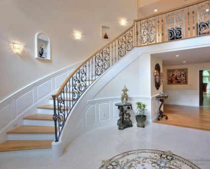 Staircase în interiorul casei un elegant scări de design la etajul al doilea într-o casă privată (la domiciliu) Staircase în interiorul casei un elegant scări de design la etajul al doilea într-o casă privată