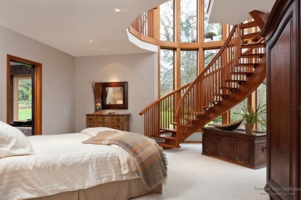 Staircase în interiorul casei un elegant scări de design la etajul al doilea într-o casă privată (la domiciliu) Staircase în interiorul casei un elegant scări de design la etajul al doilea într-o casă privată