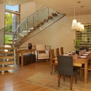 Staircase în interiorul casei un elegant scări de design la etajul al doilea într-o casă privată (interior) Staircase în interiorul casei un elegant scări de design la etajul al doilea într-o casă privată