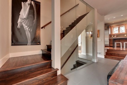 Staircase în interiorul casei un elegant scări de design la etajul al doilea într-o casă privată (interior) Staircase în interiorul casei un elegant scări de design la etajul al doilea într-o casă privată