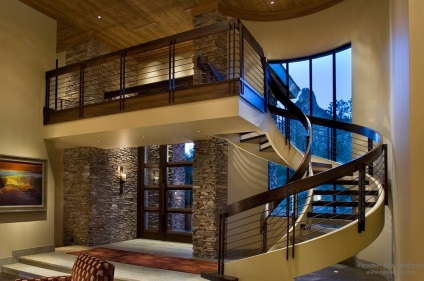 Staircase în interiorul casei un elegant scări de design la etajul al doilea într-o casă privată (la domiciliu) Staircase în interiorul casei un elegant scări de design la etajul al doilea într-o casă privată